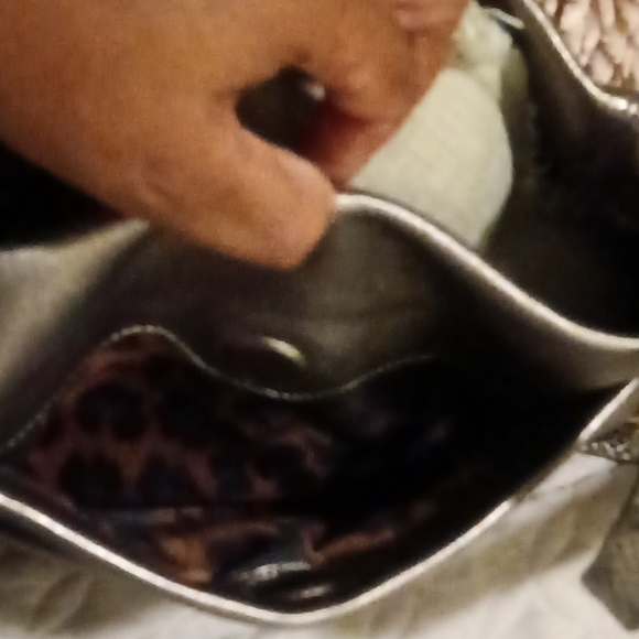 B Makowsky crossbody - Picture 5 of 10